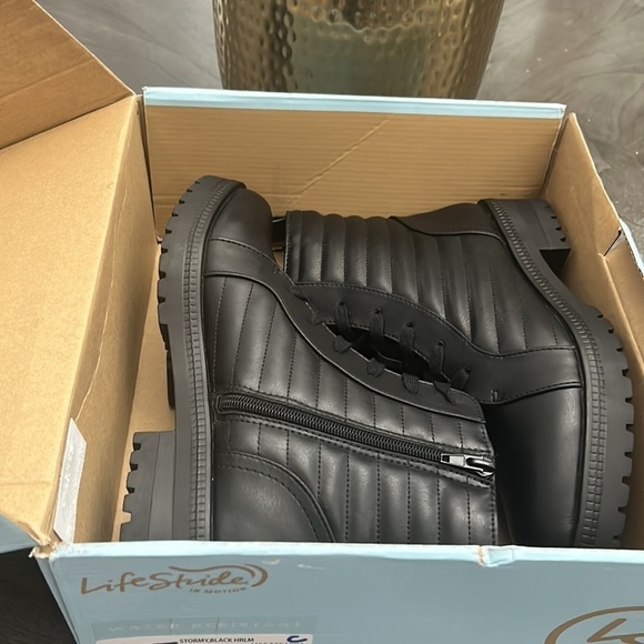 LIFESTRIDE Stormy Booties - Picture 2 of 9